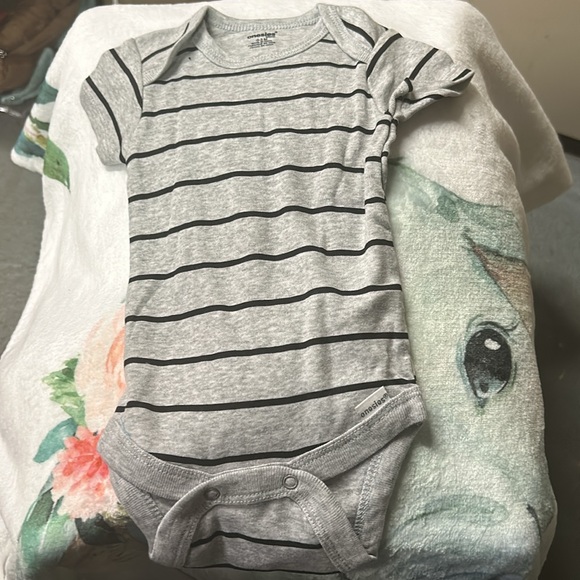 8 Onesies 0/3 months New some with out tags - Picture 13 of 16